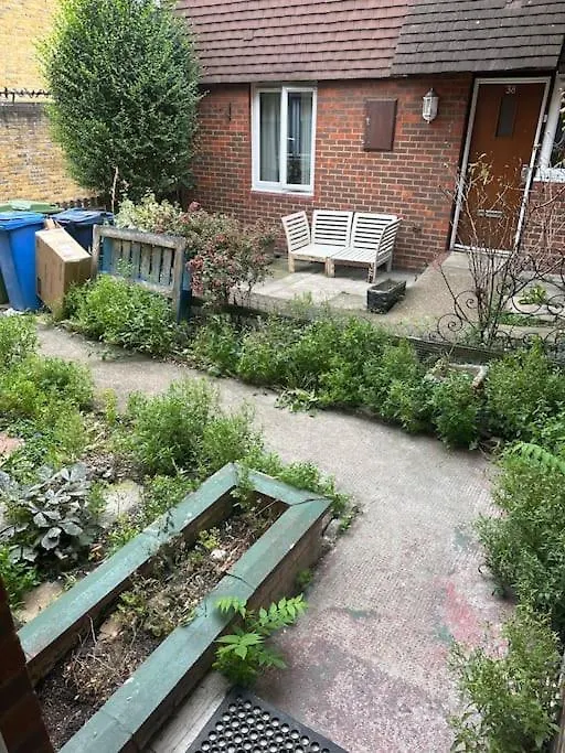 I Bed Flat By Southwark Park With Garden And 10 Min Walk To Bermondsey And Surrey Quays Station Villa London