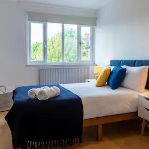 Holiday home Bridge 3 Bedroom House With Reception Room, Office And Private Garden, London