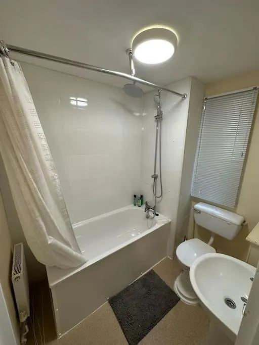 I Bed Flat By Southwark Park With Garden And 10 Min Walk To Bermondsey And Surrey Quays Station Villa London